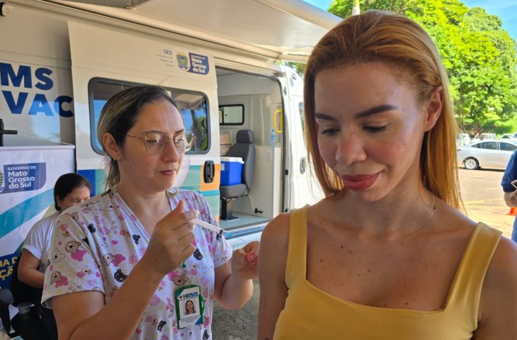 Mais de 1 mil servidores do HRMS são vacinados contra influenza em ação do Abril Verde