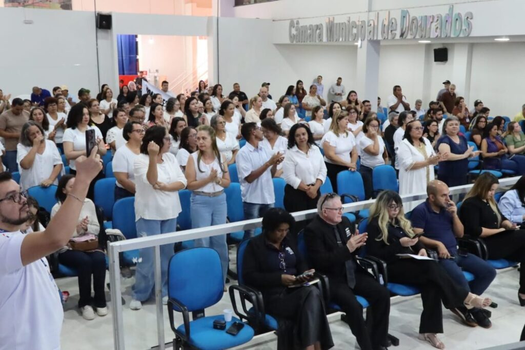 Após efetivar 138 agentes de saúde, prefeito recebe reconhecimento em sessão da Câmara