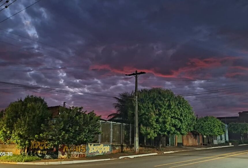 Frente fria traz um fenômeno chamado de “céu de fogo” na manhã de segunda feira, 24  Leia mais em: https://www.fatimanews.com.br/entretenimento/frente-fria-traz-um-fenomeno-chamado-de-ceu-de-fogo-na-manha-de/237112/