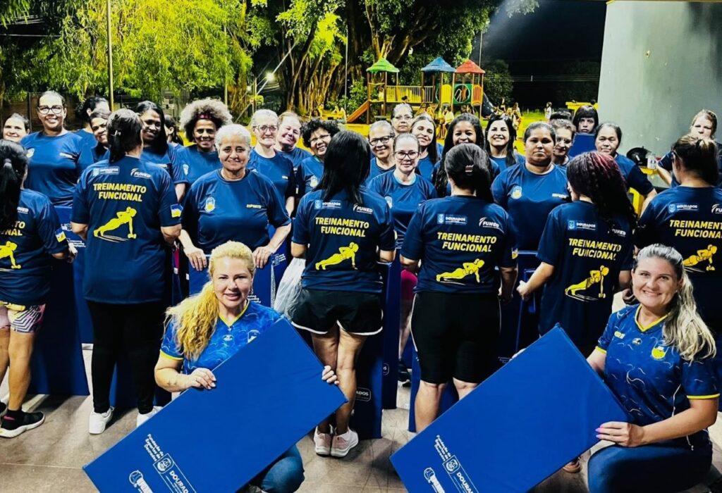 Prefeitura entrega materiais esportivos para participantes do projeto Esporte que Cuida